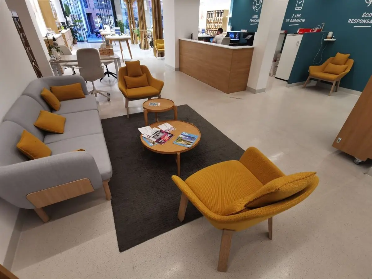 Espace d'accueil d'entreprise après nettoyage professionnel