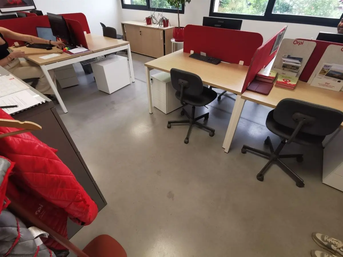 Open space de bureaux entretenu par une société de nettoyage