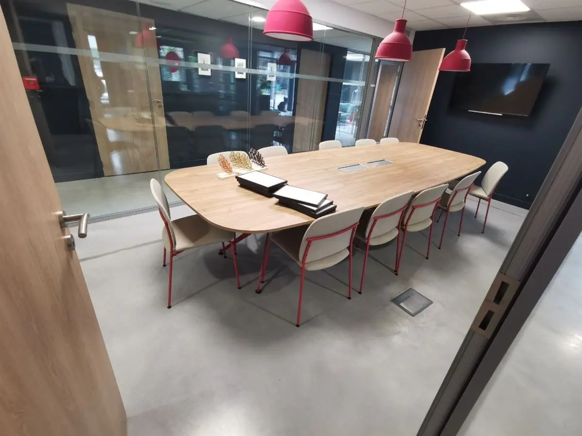 Salle de réunion propre — entretien de locaux professionnels