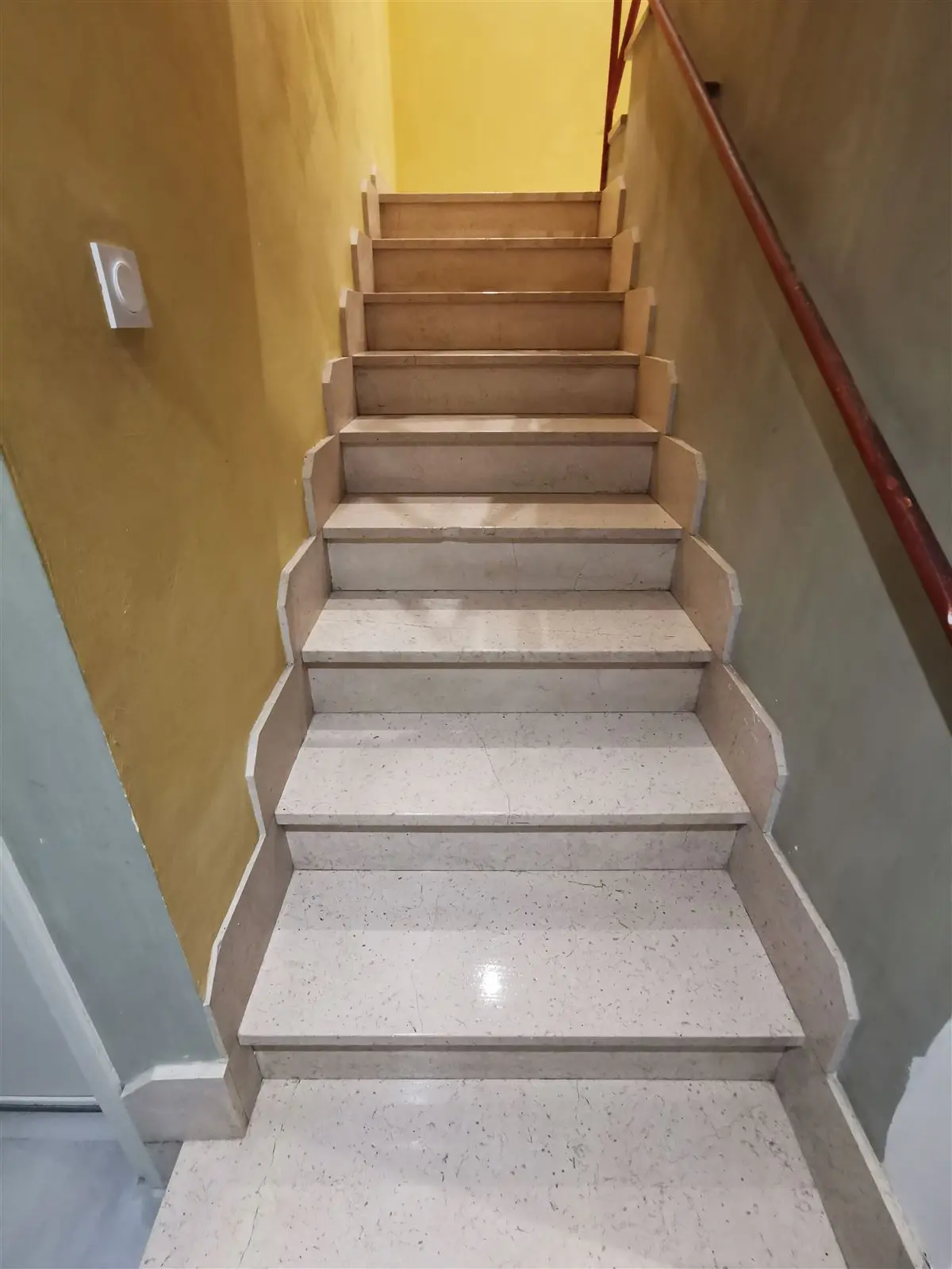 Cage d'escalier d'immeuble après nettoyage