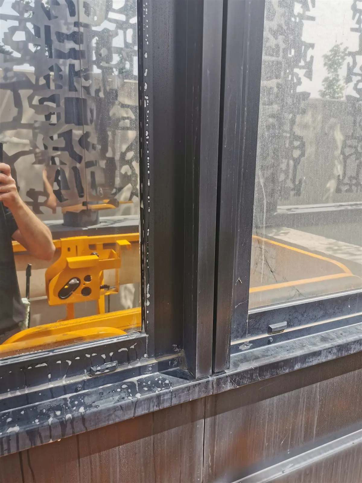 Lavage de vitres en cours avec matériel professionnel
