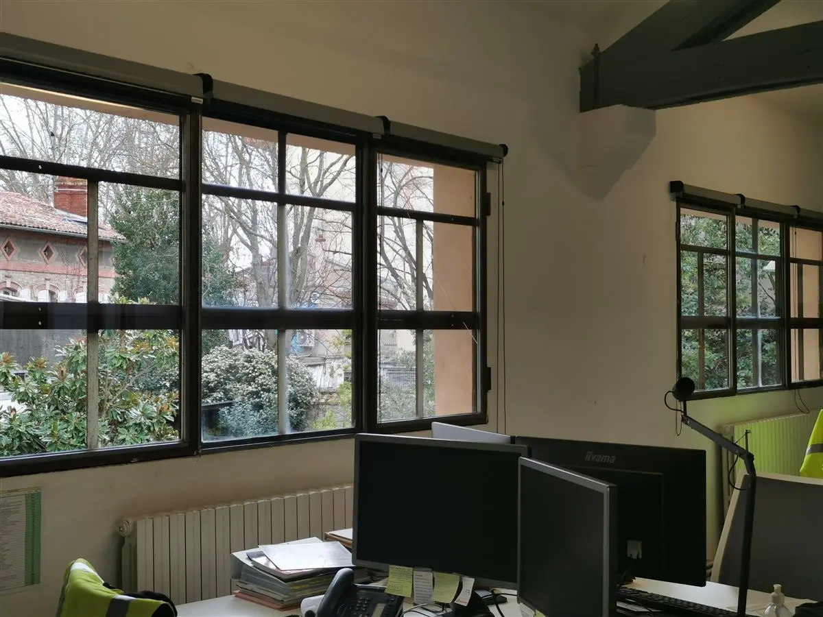 Fenêtres d'atelier nettoyées — vitrerie professionnelle