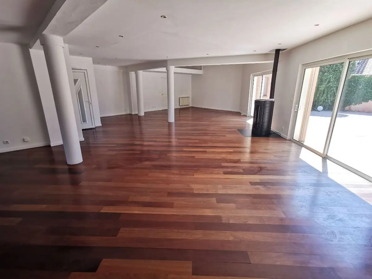 Parquet remis à neuf après remise en état complète
