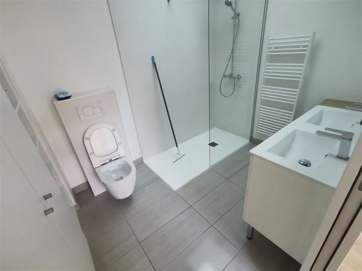 Salle de bain détartrée et désinfectée